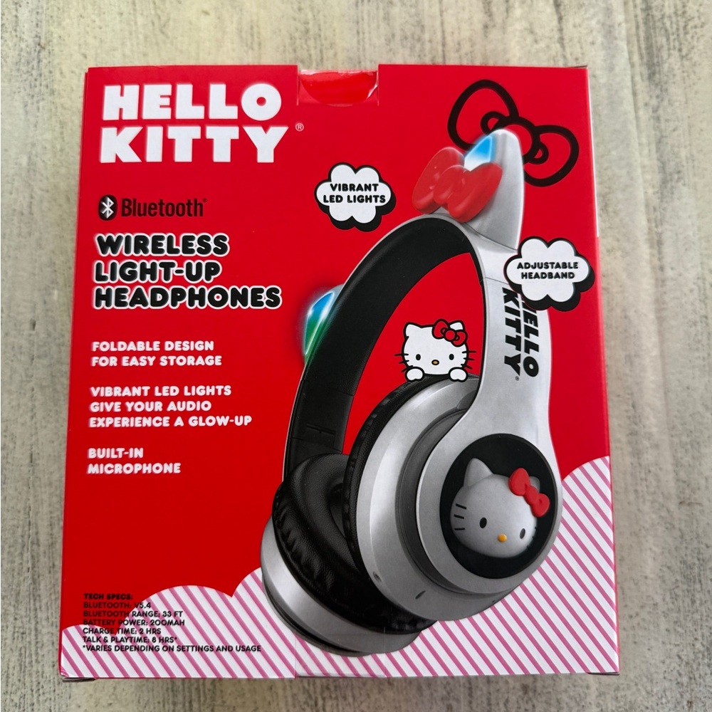 Hello Kitty Bluetooth Wireless Light Up Headphones - Picture 2 of 6